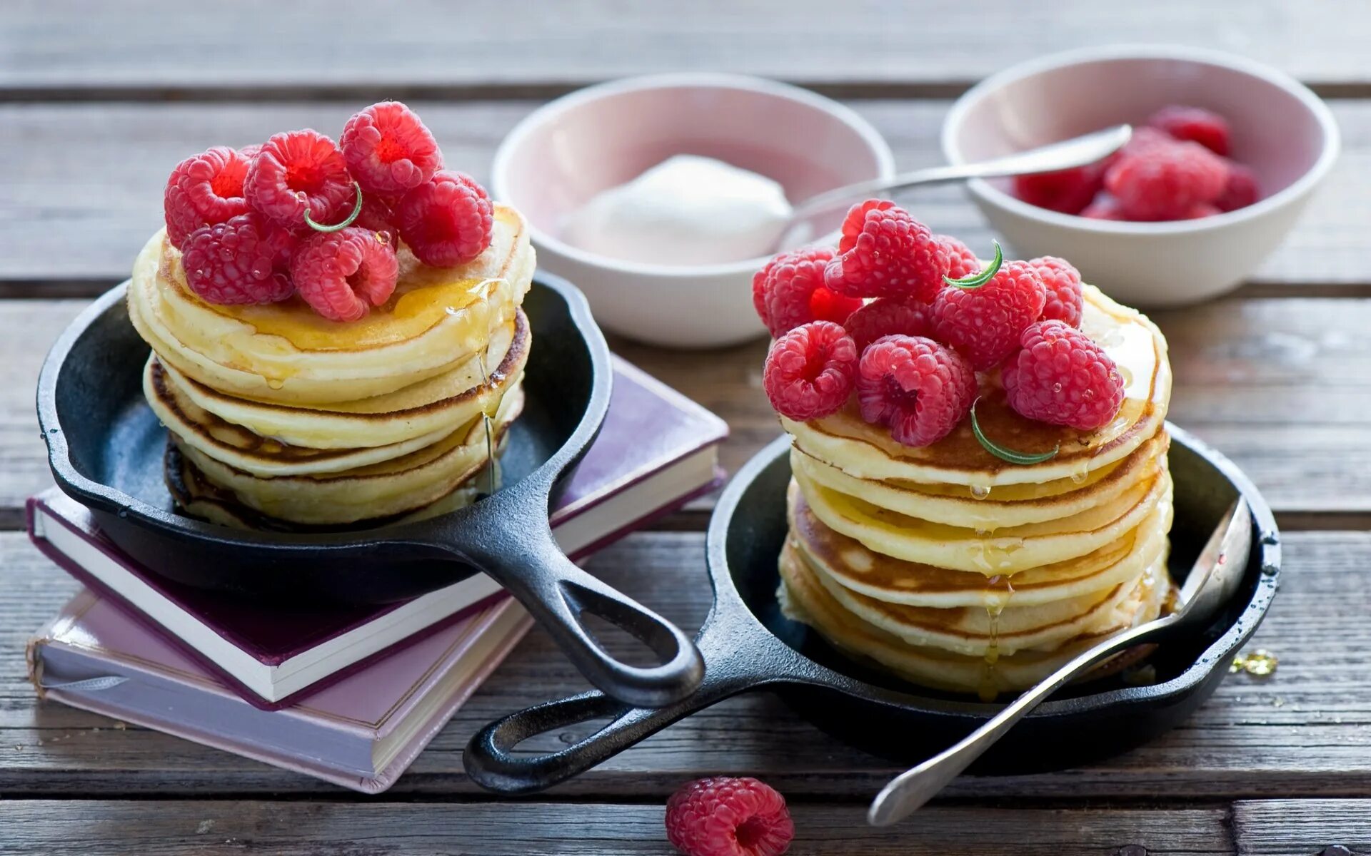 блины на столе. блинчики панкейки. как сделать сладкие блины. американские блинчики панкейки. японские флаффи панкейки.