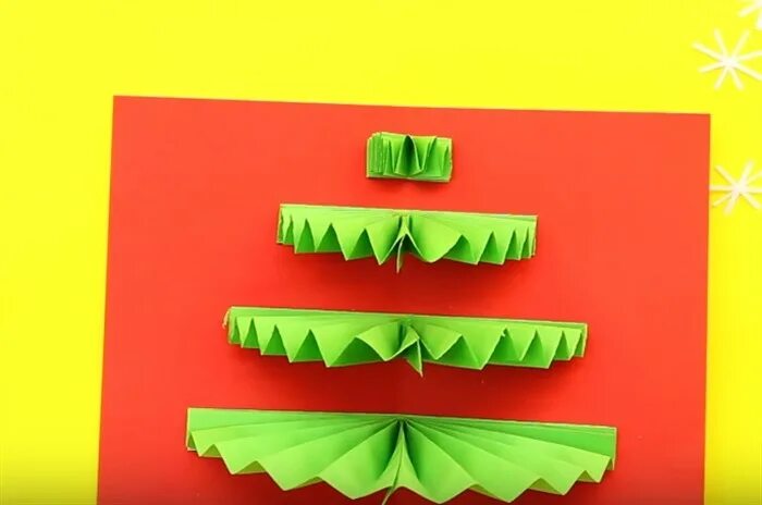 Лекала ёлка гармошкой. Елка из гармошки открытка. Елка из гофрированной бумаги объемная. Объемная елка из гармошек. Елочка из гармошки бумажные.