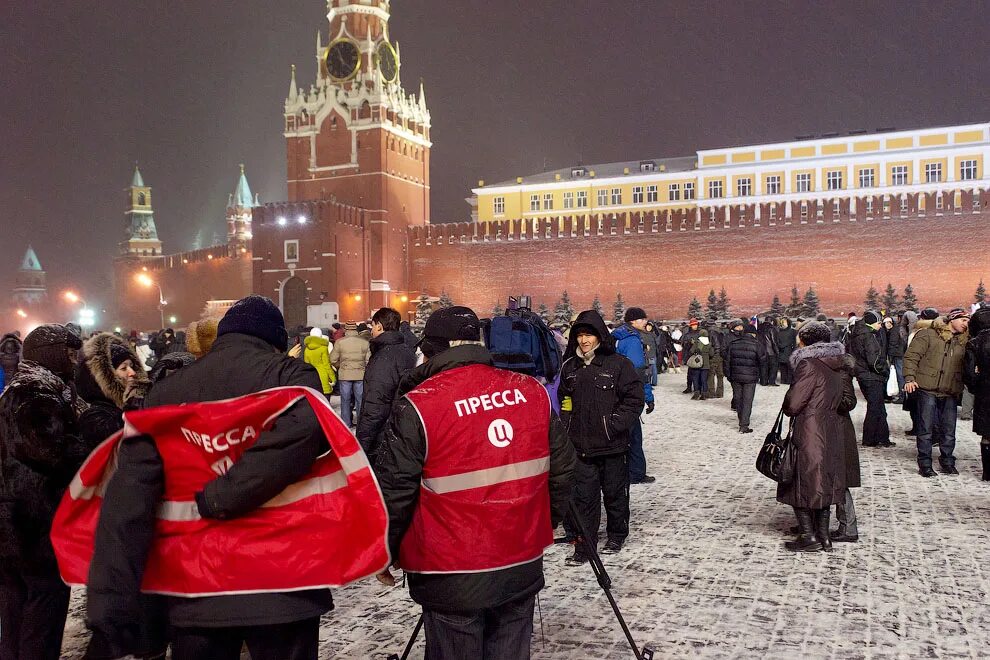 Мигранты в новогоднюю ночь на красной площади. 31 декабря 2018 красная площадь. Елка на красной площади 2021 в москве. Мусульмане в новогоднюю ночь на красной площади. Звезды на красной площади украина.