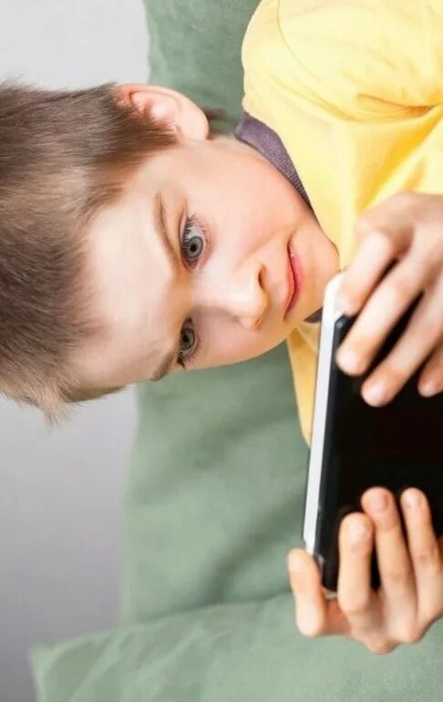 Телефон мальчик 6. Подросток с телефоном. Ребенок с телефоном Мем. Мальчик с телефоном. Зависимость от телефона у детей.