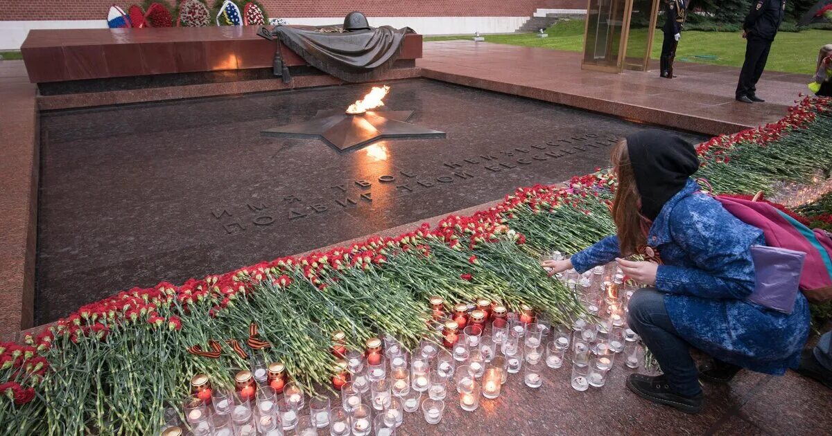 Детский сад памятное 22 июня. Акция в александровском саду. Акция огни памяти. Акция "возложение венков и цветов" фон. Александровский сад вечный огонь возложение цветов.