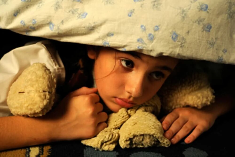 Девочка прячется под кроватью. Ребенок спрятался под кроватью. Спрятался под кровать. Ребенок прячется.
