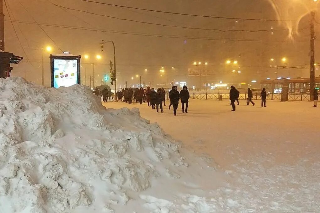 Снег в декабре. Город, декабрь, снег. Снежный циклон. Сугробы 2010 года. Декабрь сугробы