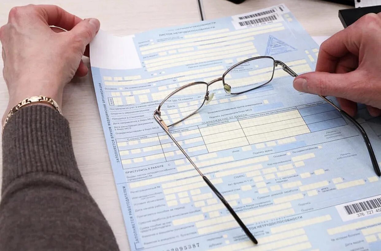 Получил выплату. Плюсы стать самозанятым. Врач выписывает больничный. Работать самозанятым на больничном. Больничный лист.