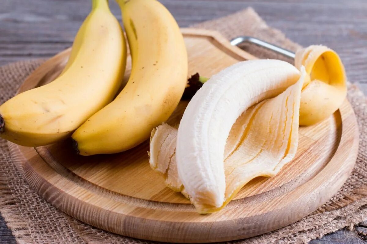 2 muz. Банан. Красивый банан. Банан фото. Большой красивый банан.