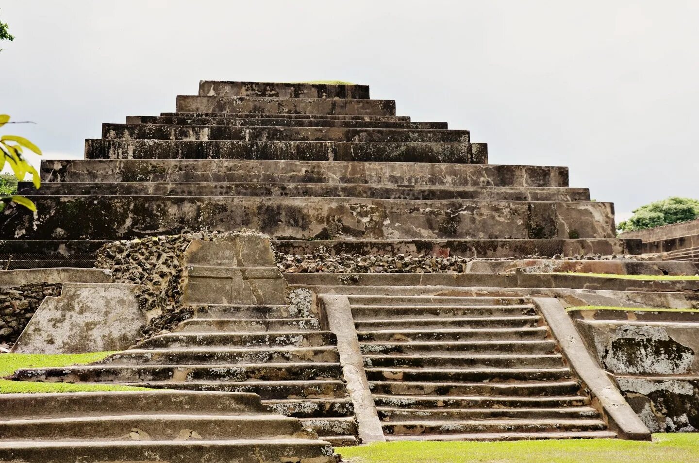 Майя пирамиды мексика жертвенник\. Пирамиды гватемалы. Мезоамерика архитектура. Пирамиды калакмуль мексика. Теотиуакан мексика.