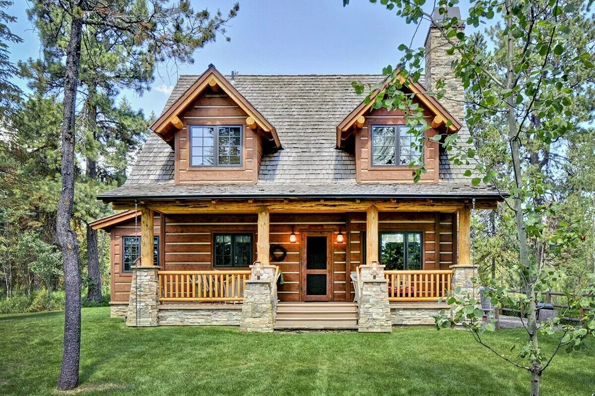 Стоят три дома деревянный. Деревянный дом. Дом из дерева. Загородный деревянный дом. Деревянный коттедж.