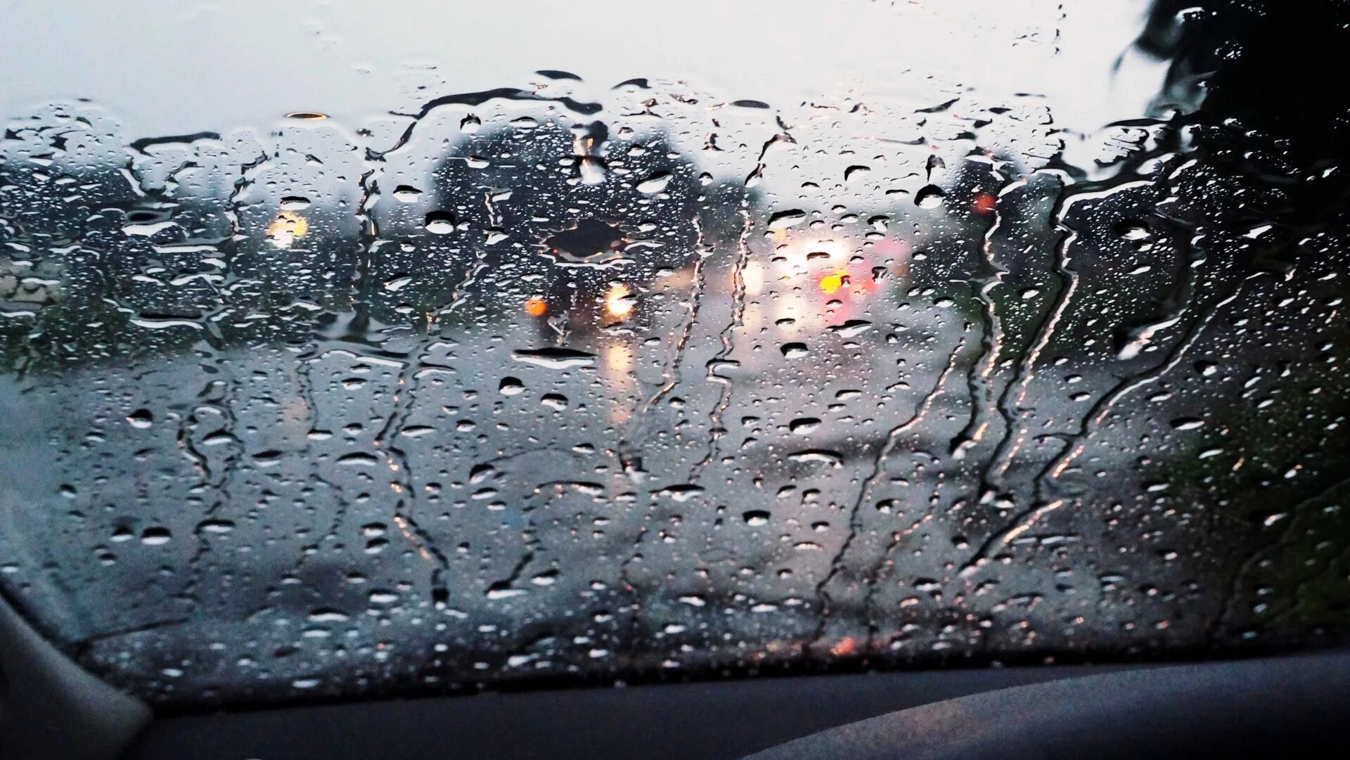 Дождь на стекле машины. Капли на стекле машины. Капли дождя на стекле машины. Лобовое стекло под дождем.