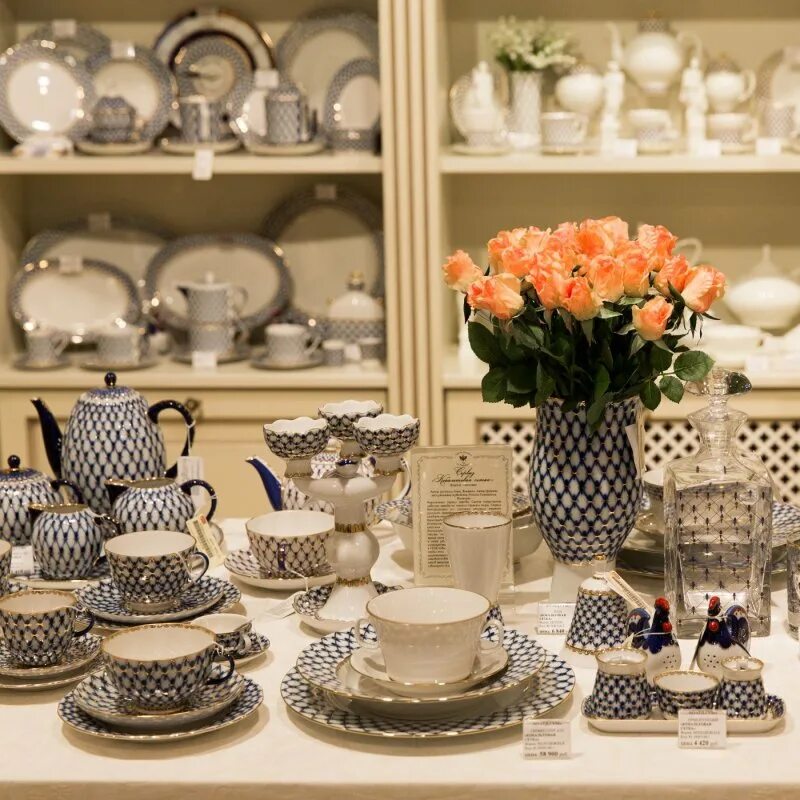 красивая витрина посуды. красивая витрина посуды. выкладка посуды. шкаф для посуды / витрина taylor. красивая витрина посуды.