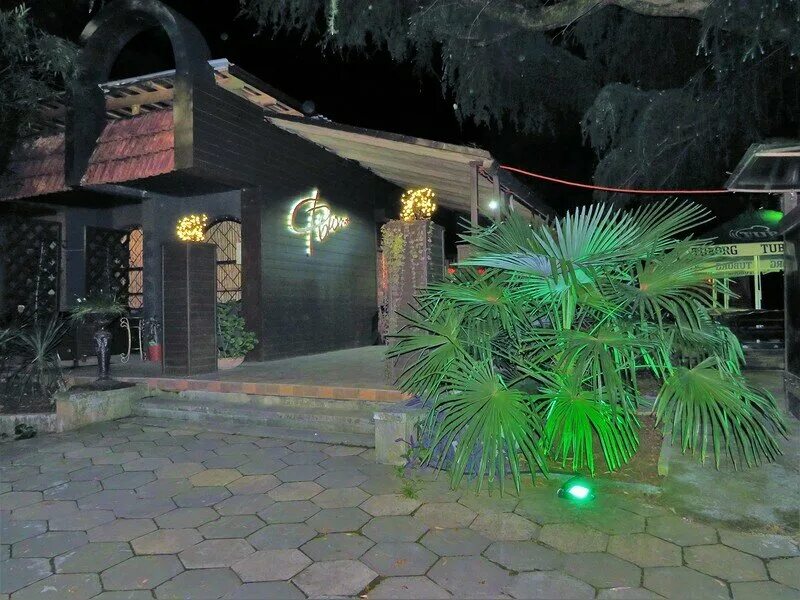 Кафе бамбук гагра абхазия. Кафе в гаграх. Кафе лето гагра. Гагра кафе у платана. Гагра абхазия кафе апра.