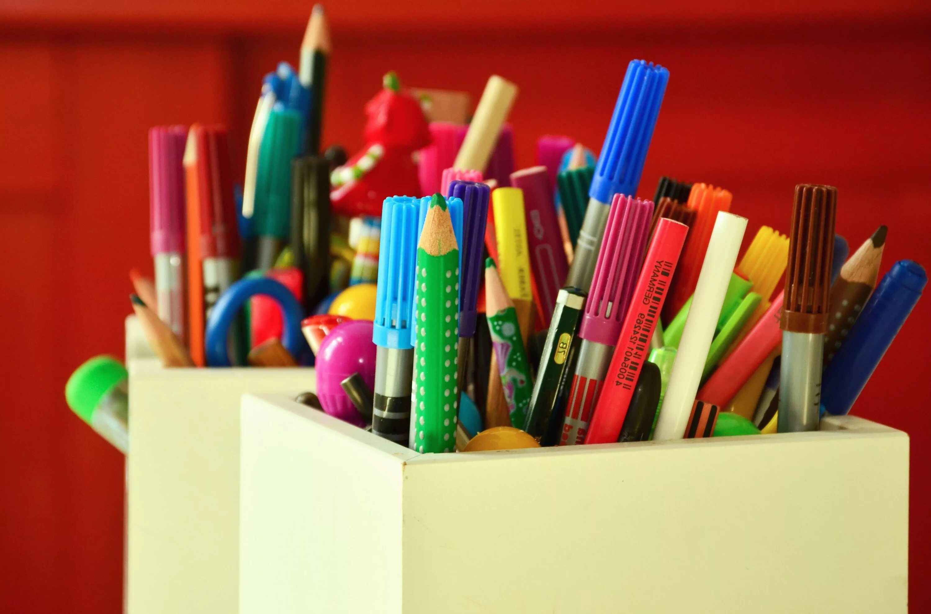 Коробки с карандашами. Ручки и карандаши. Ручки карандаши фломастеры. Коробочка для карандашей.