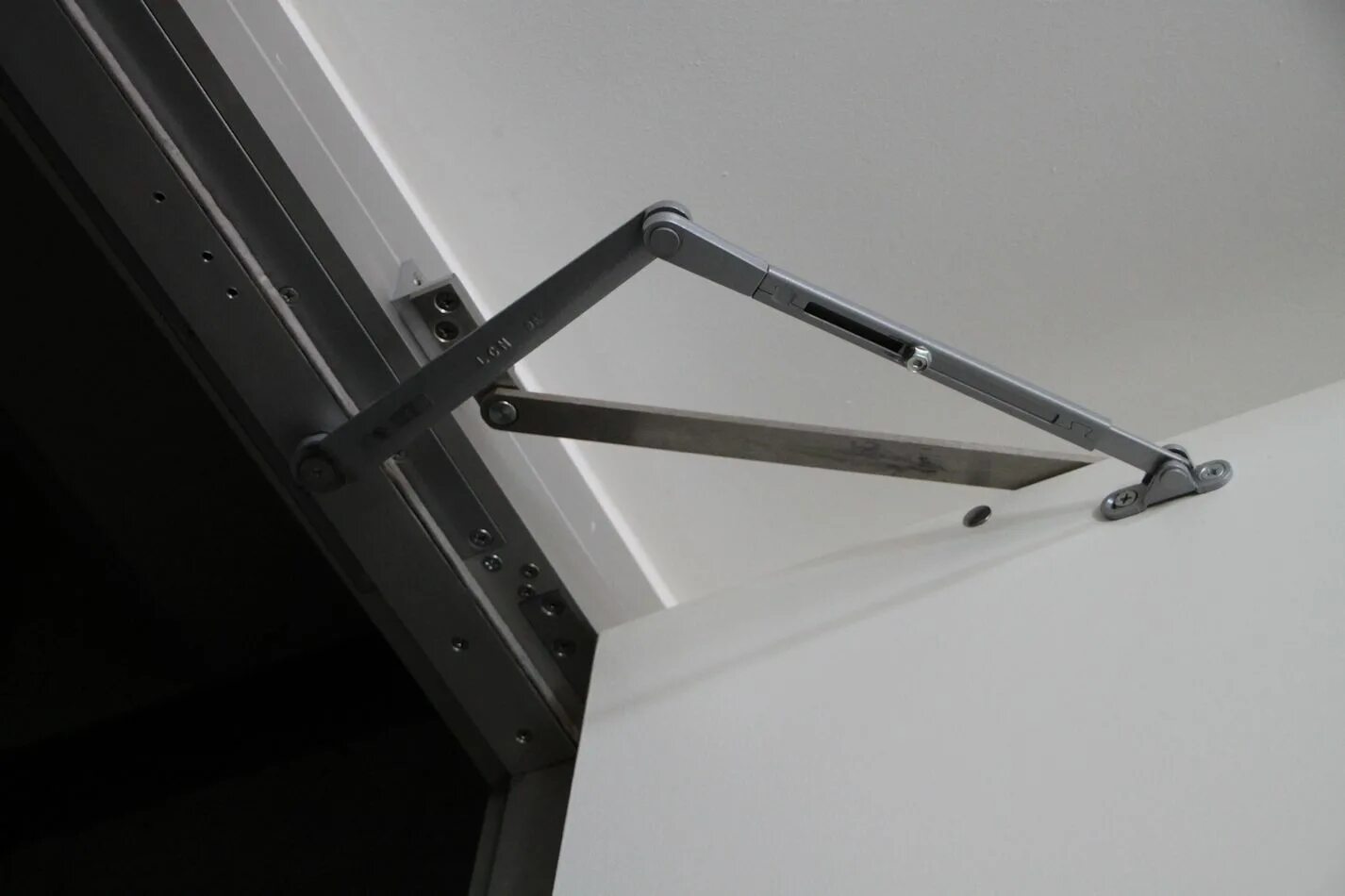 скользящий наддверный ограничитель. ограничитель распахивания двери. скрытый доводчик для металлической двери. гардиан дс 2 6пэ 07 (880*2050, левая). скрытый ограничитель открывания дверей hafele.