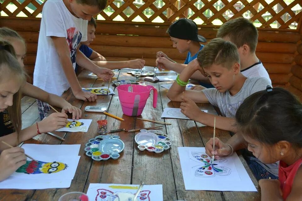 Творчество в лагере для детей. Детский творческий лагерь. День творчества у детей в лагере. Художественный лагерь. Дом творчества лагерь