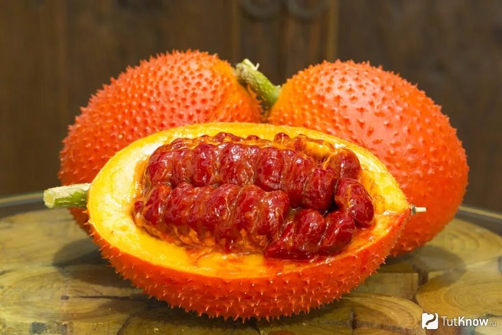 Фрукт мама. Фрукт мама. Питание женщины в послеродовом периоде. Мама и дочь покупают ананас. Мамая фрукт.