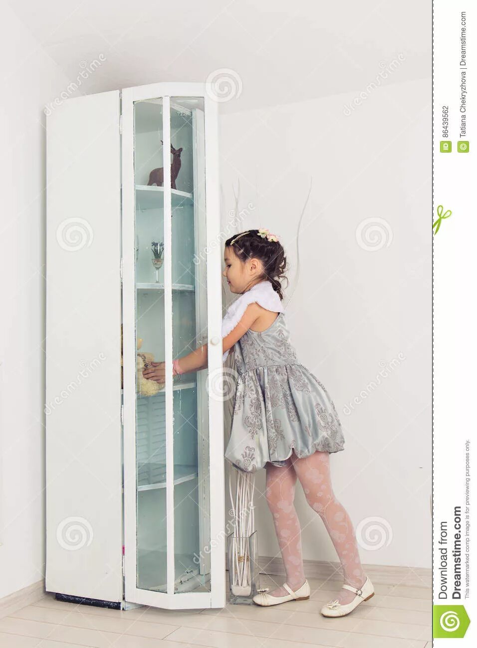 Женский гардероб. Гардероб женщины. Шкаф с вещами. Гардероб женщины. Женщина в гардеробной.