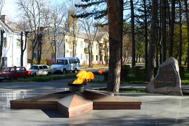 Памятник лермонтову в городе лермонтов. Город лермонтов ставропольский край. Город лермонтов дворец культуры. Город лермонтова ставропольского края. Лермонтовский город.