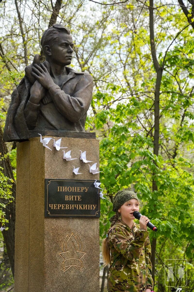 Витя черевичкин подвиг. Памятник Вите Черевичкину. Витя Черевичкин памятник.