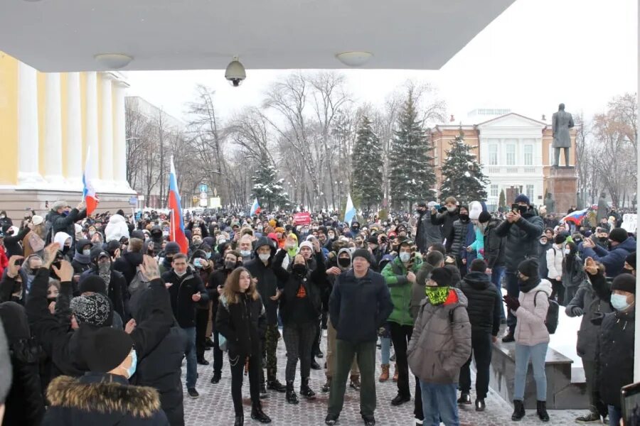 Губернатор митинги. Митинг. Саратовская область митинг. Парад митинг. Митингующий возле Думы.