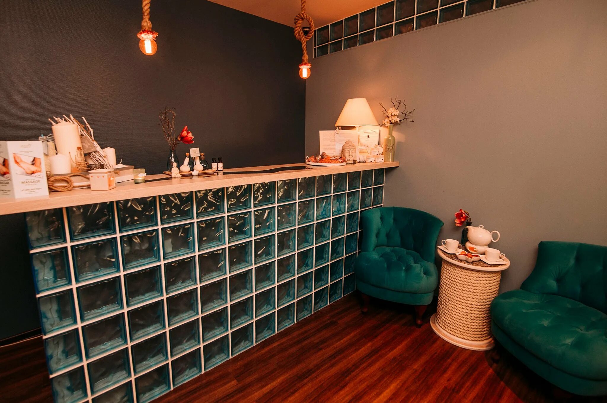 Азимут отель тайский массаж. Тайские массажистки. Тайский массаж для двоих. Массажный салон ресепшн. Ле тай.