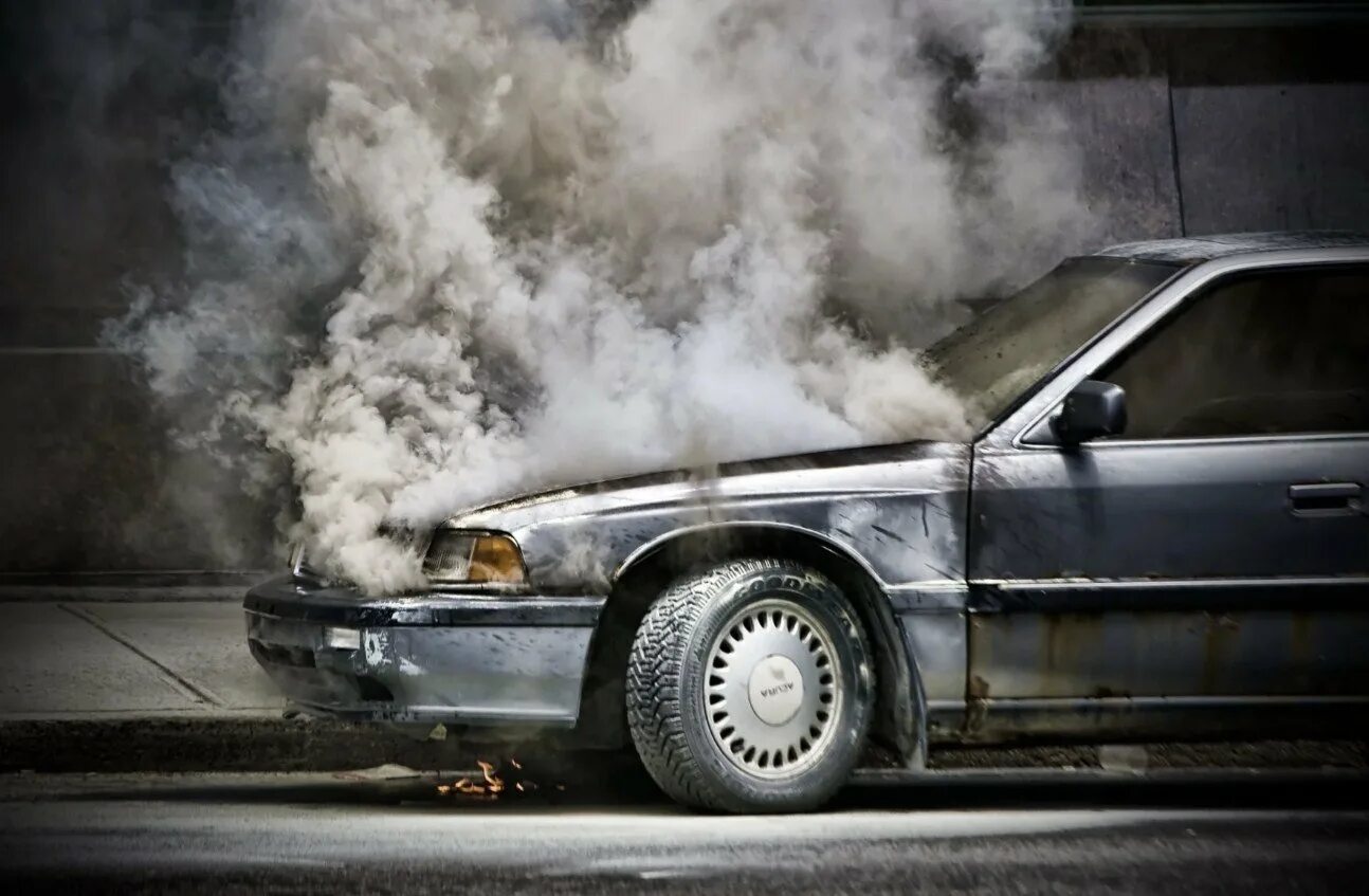 Машина дымится. Закипел двигатель. Закипел мотор. Закипел двигатель. Дым из под двигателя.