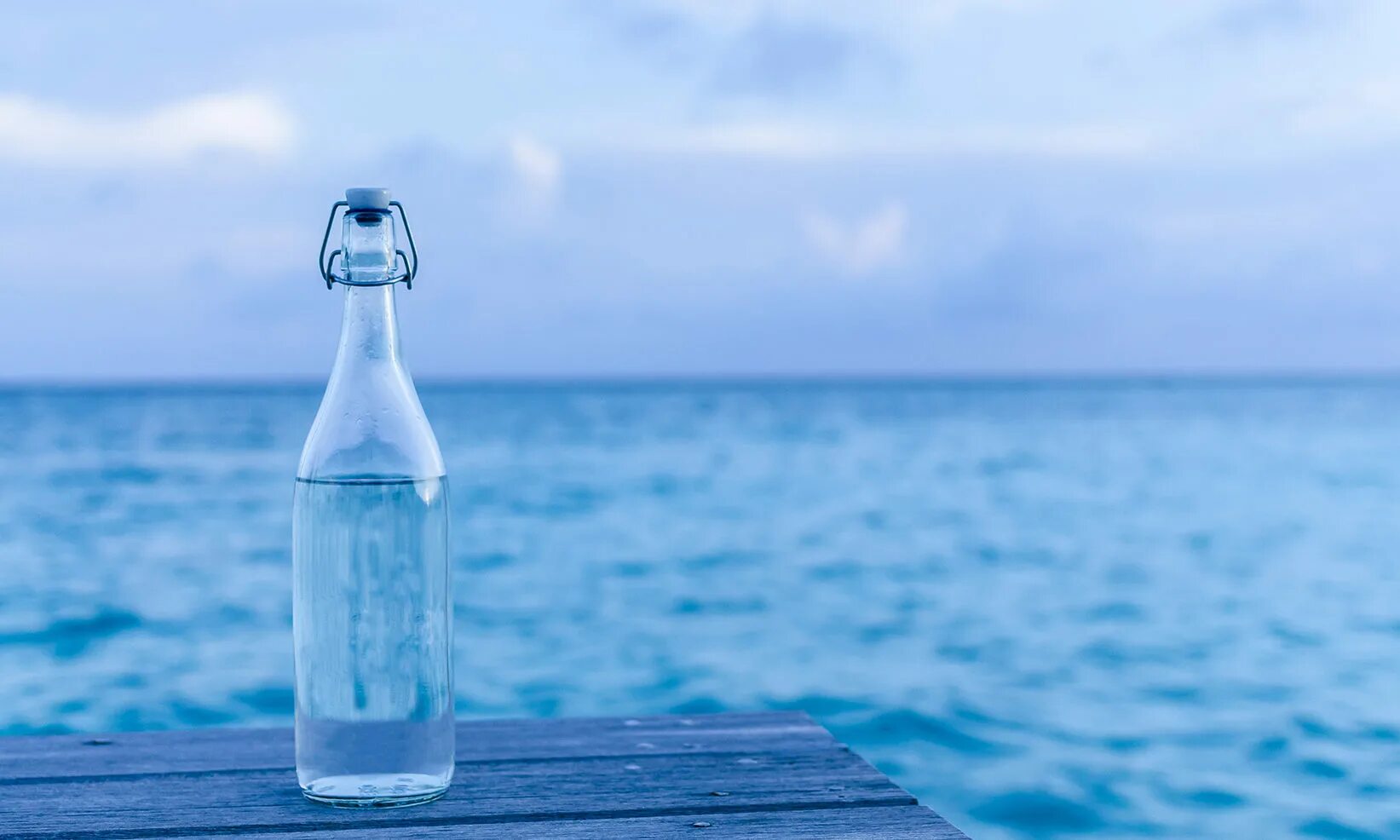 Бутылка для воды. Красивые бутылки для воды. Бутылка воды на фоне природы. Вода в бутылке красиво. Использовать бутылку с водой