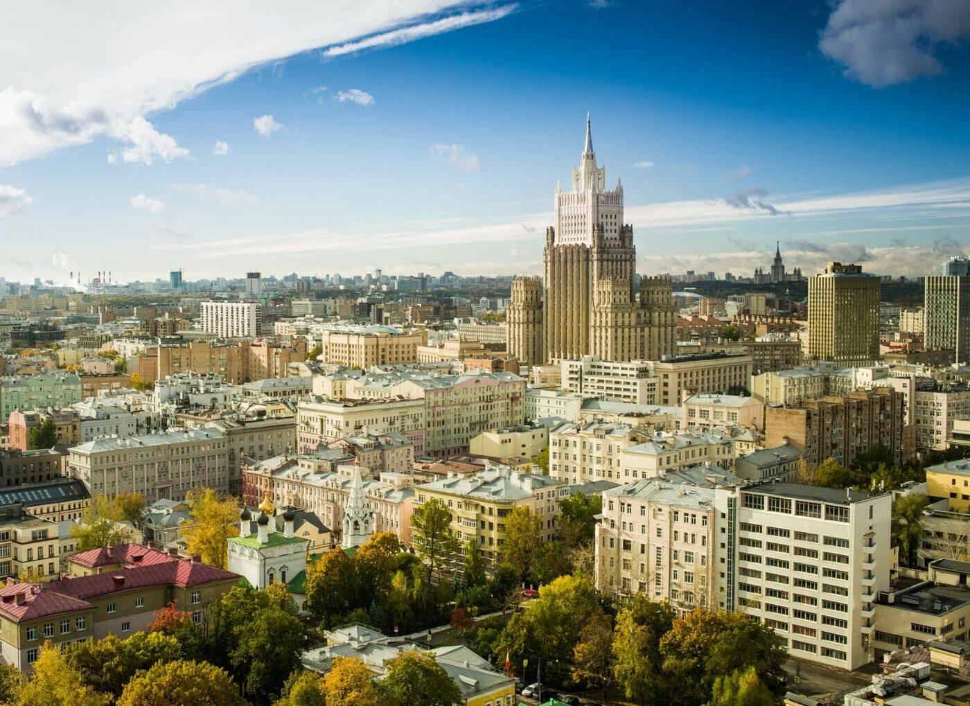 Московский следующий. Небо в Москве осенью. Москва под небом. Под Москвой. Осень небо Москва.