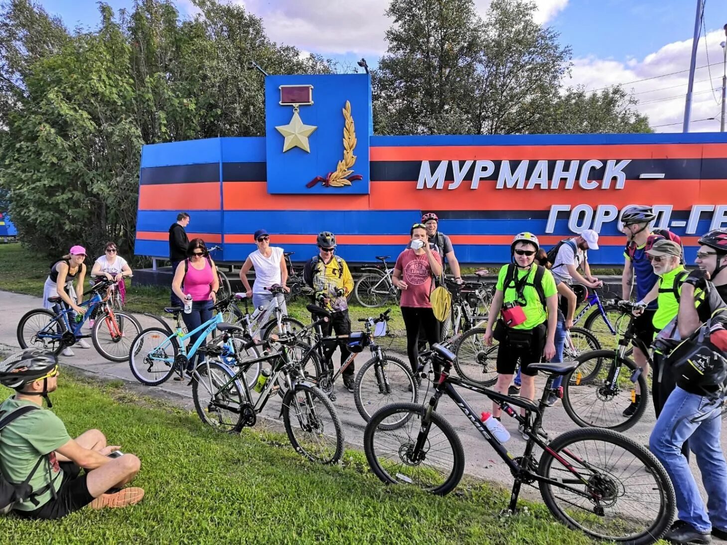 Велосипедист на природе. Велодорожка яхрома дубна. Велосипедист. Вело встречи. Вело встречи.