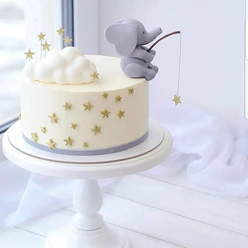 Торт украшенный пряниками для мальчика. Торт на годик. Торт на крестины для девочки с пряниками. Белый торт на годик. Нежный торт для мальчика.
