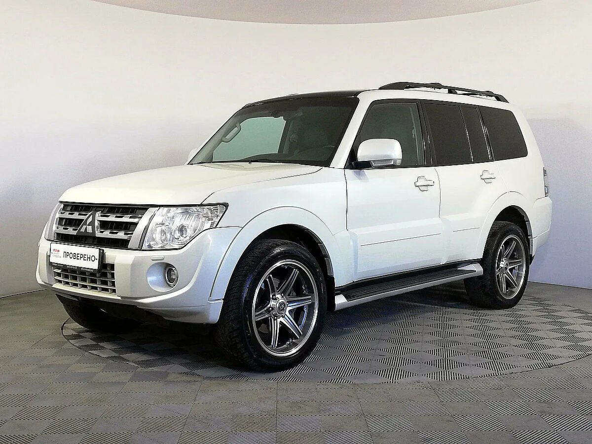 Mitsubishi pajero 3 бензин. Митсубиси Паджеро 4. Mitsubishi Pajero 4 поколения. Mitsubishi Pajero 4 White. Мицубиси Паджеро 2014.