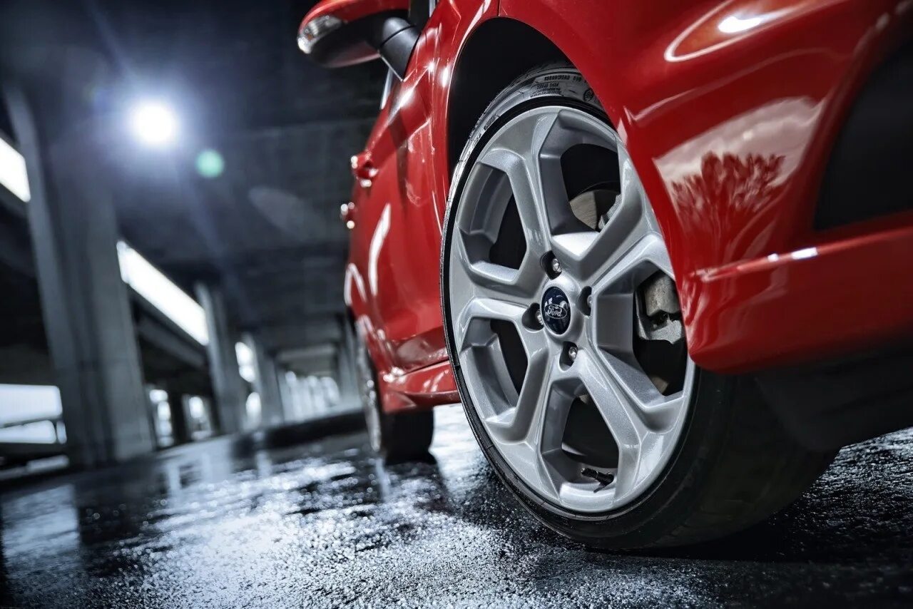 Машина wheel. Колесо автомобиля. красивое колесо автомобиля. красная машина колесо. колесо машины обои.