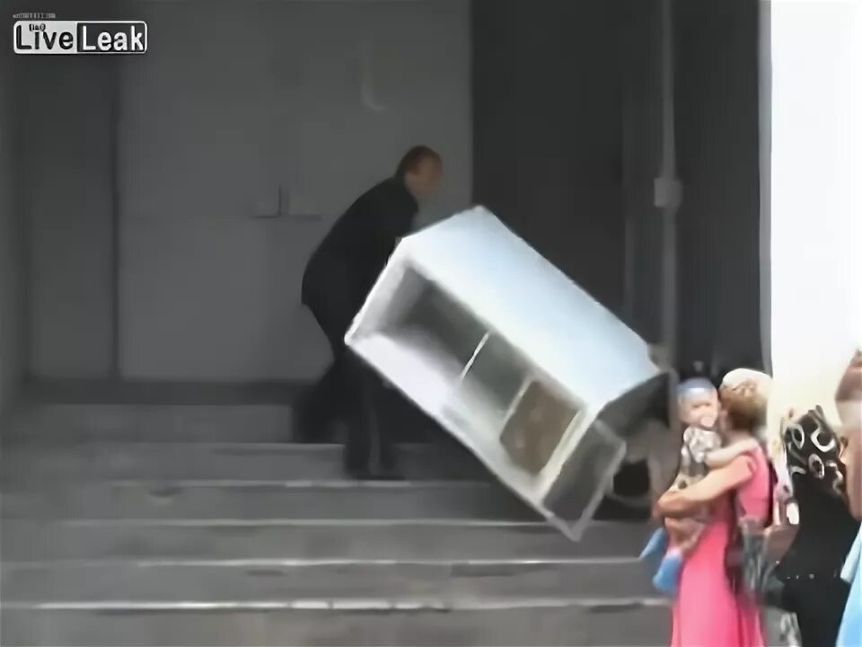 Уронил холодильник. Холодильник упал. Упал за холодильник в 2009 году. Упал за холодильник в 2009 году. Холодильник упал на человека.