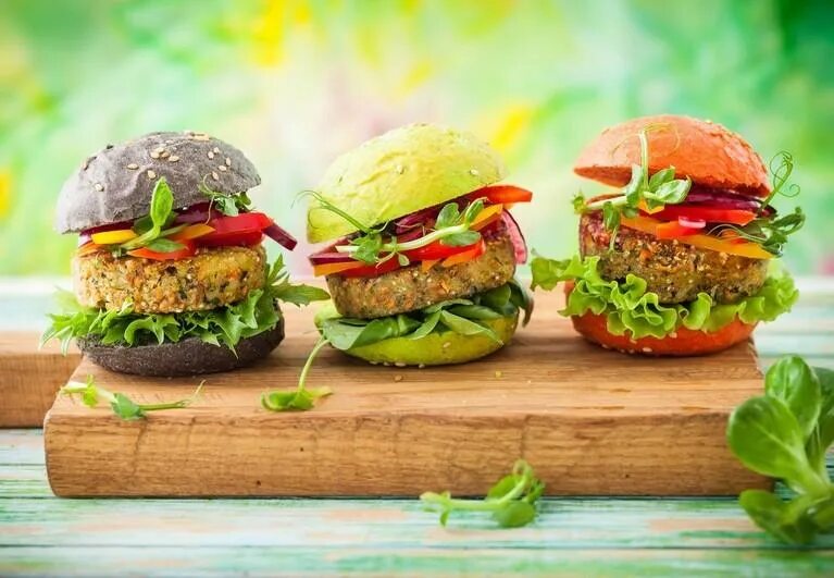 Бургеры фон. Food are burgers. Фаст фуд. Бургер в руках. Бургеры на гриле.