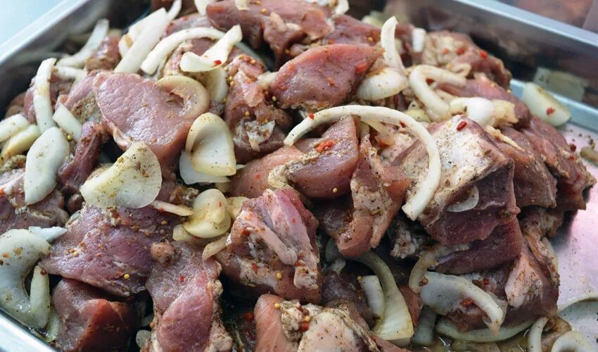 Как вкусно замариновать мясо кусочками. Как вкусно замариновать мясо кусочками. Как вкусно замариновать мясо кусочками. Замаринованный шашлык. Маринад для шашлыка.