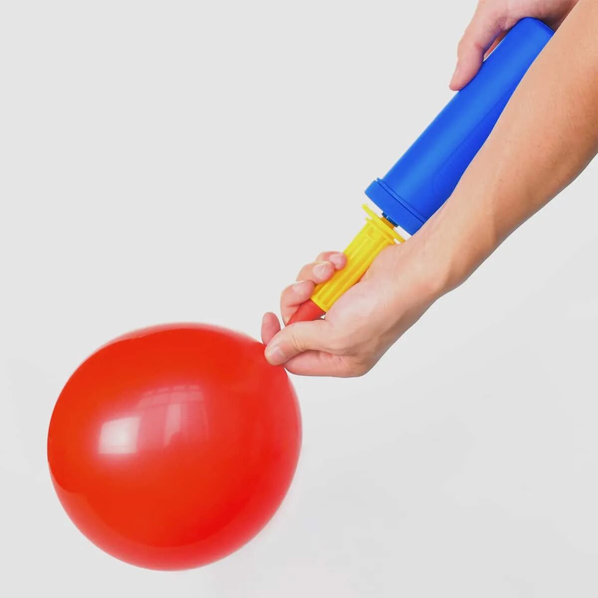 Для надувания воздушных шаров. Насосом надувают шары. Приспособление для надувания воздушных шариков. Насос для надувания шариков. Насос для надувания мячей.