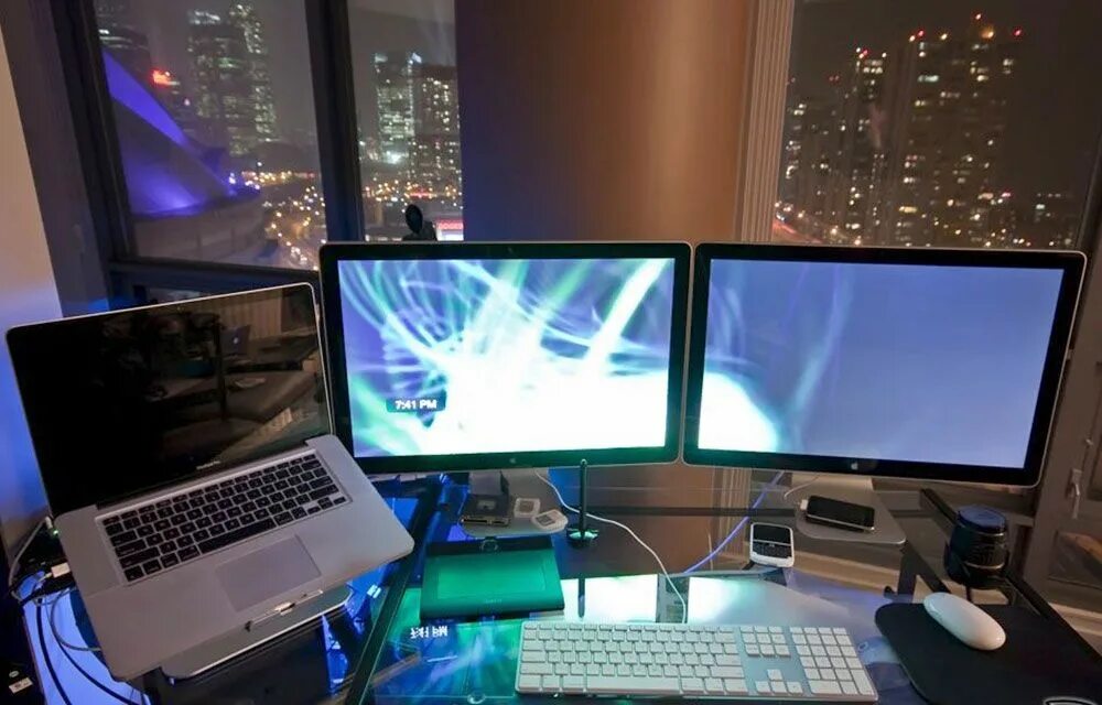 Проблема 2 экрана. Рабочее место трейдера. Рабочее место с ноутбуком и монитором. Монитор ноутбука. Рабочее место программиста.