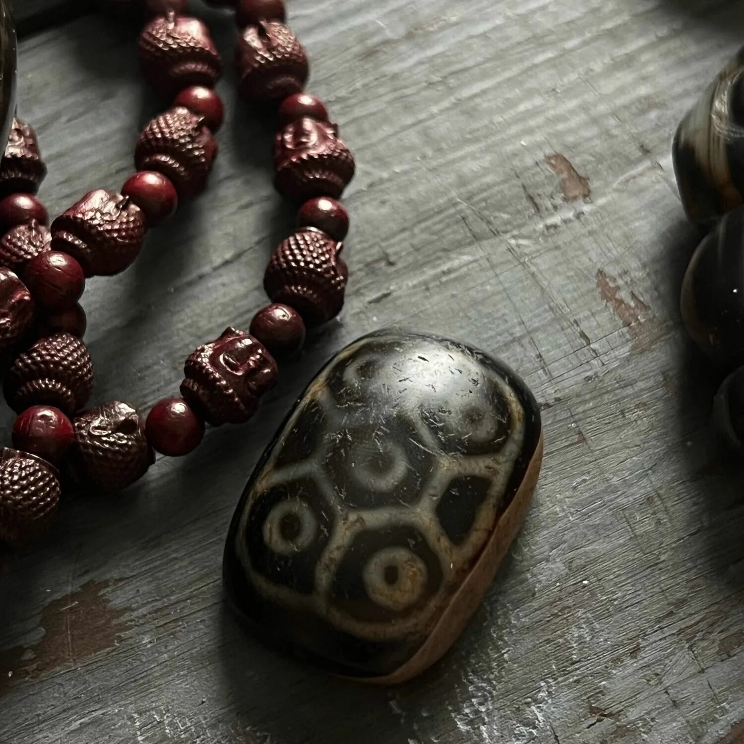 Тибетские шарики pokab. Тибетские бусины. Тибетские бусины. Бусина дзи лотос. Агат тибетский дзи камень.