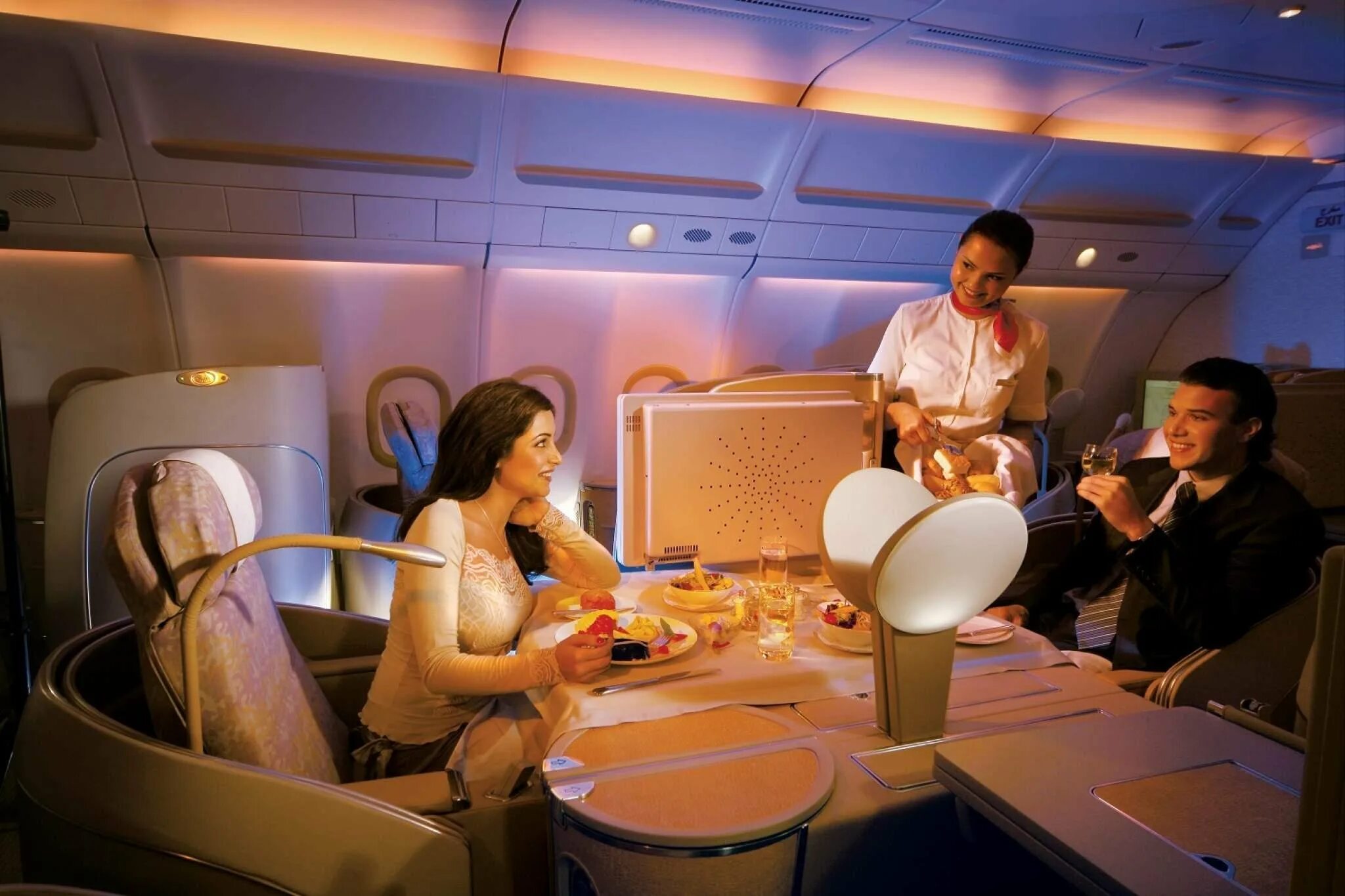 Самолет Etihad Airways 1 класс. Этихад резиденция самолёт. Мужчина и женщина в самолете. Девушка в частном самолете.