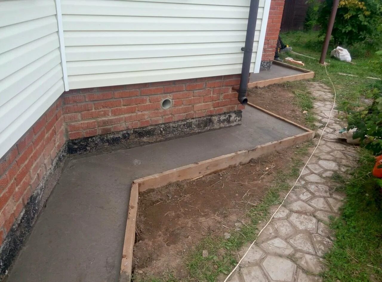 отмостка дачного домика. отмостка вокруг дома. отмостка вокруг дома. сделать отмостку частного дома. сделать отмостку частного дома.