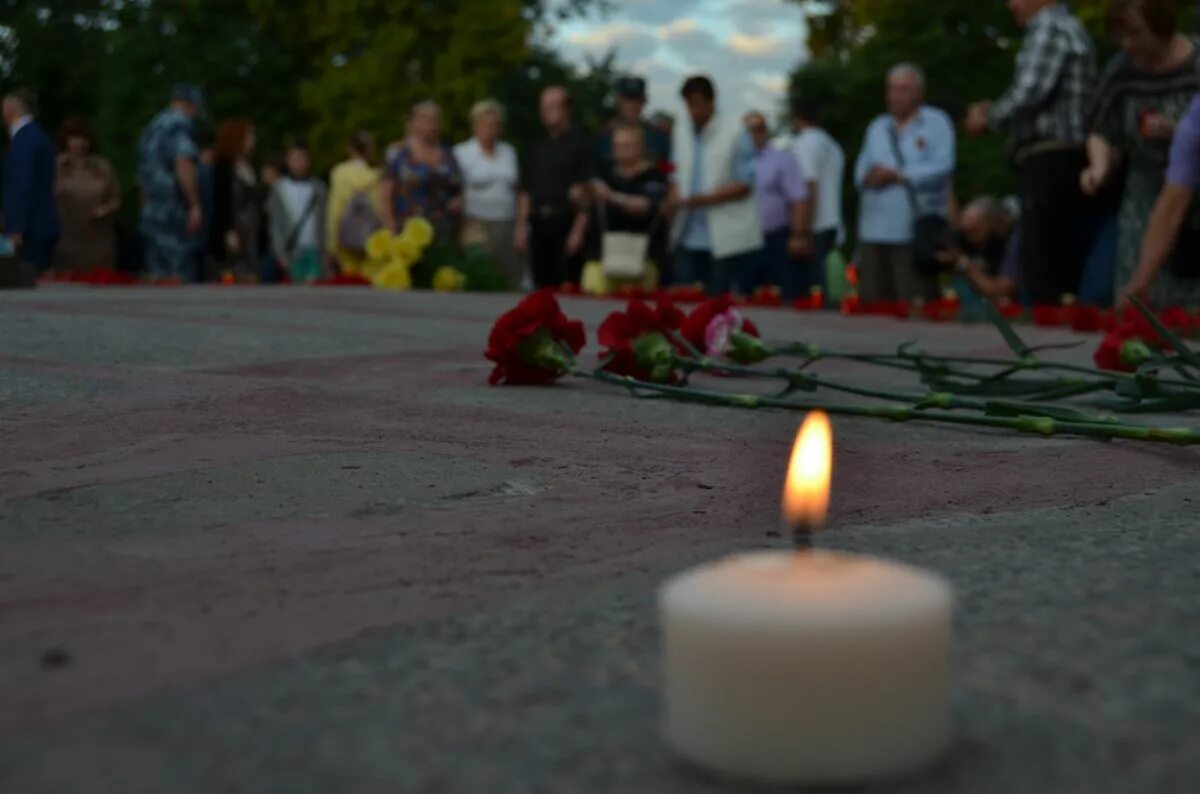 Свеча памяти. Акция свеча памяти. Свеча памяти погибшим. Свеча памяти фото. Дань памяти погибшим