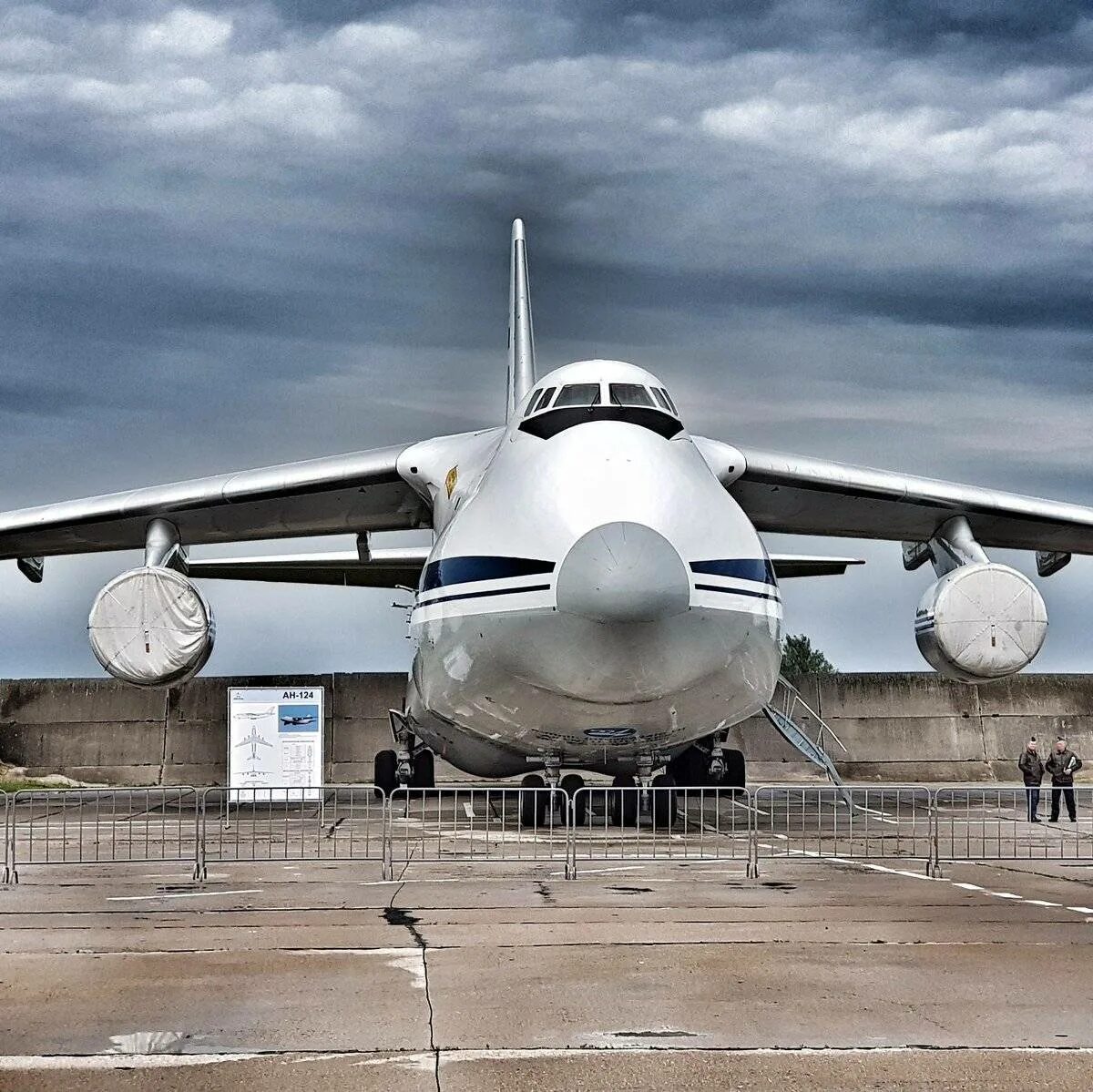 Военно транспортная авиация рф. Транспортный самолёт ил-76. АН-124 военно-транспортный самолёт.