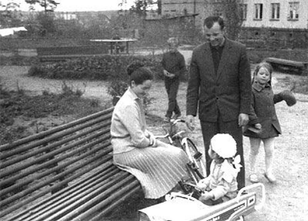 Гагарина дочь космонавта юрия гагарина. Семья ю а гагарина. семья юрия гагарина семья юрия гагарина.