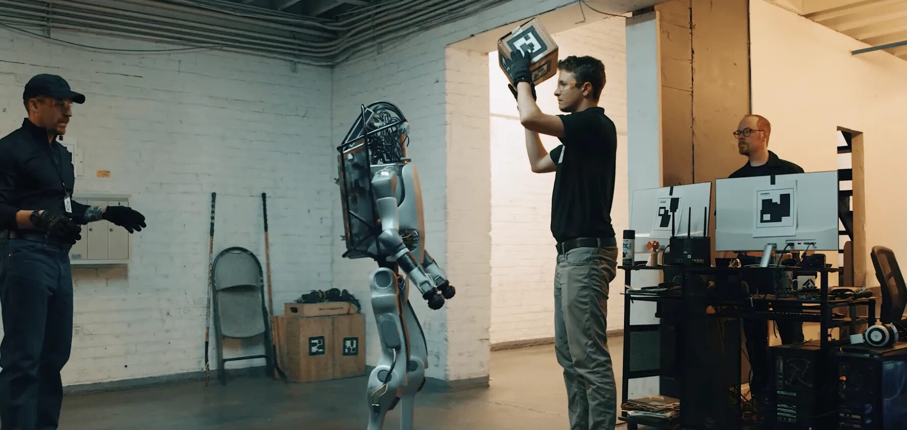 Робот захотел побольше узнать. Робот atlas boston dynamics. бостон динамикс человек и робот. boston dynamics кожаные ублюдки. робот грузчик бостон динамикс.