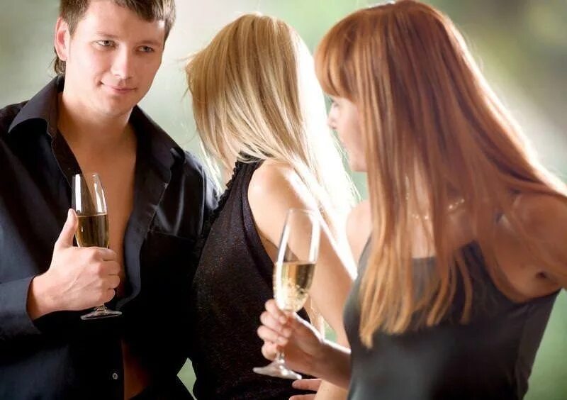 Мужчина и две женщины. Парень выбирает сестру. Любовный треугольник. Любовный треугольник мужчины. Любовный треугольник.