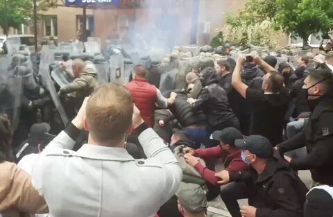 Началось столкновение