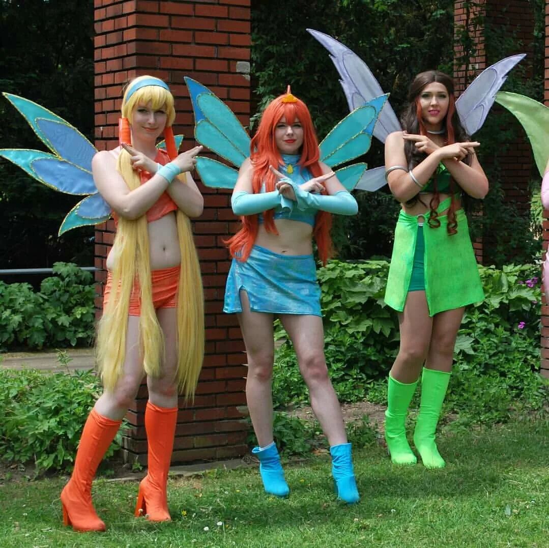 Феечки винкс в реальной жизни. Фея блум косплей винкс. Текна энчантикс косплей. Чародейки winx. Винкс энчантикс блум косплей.