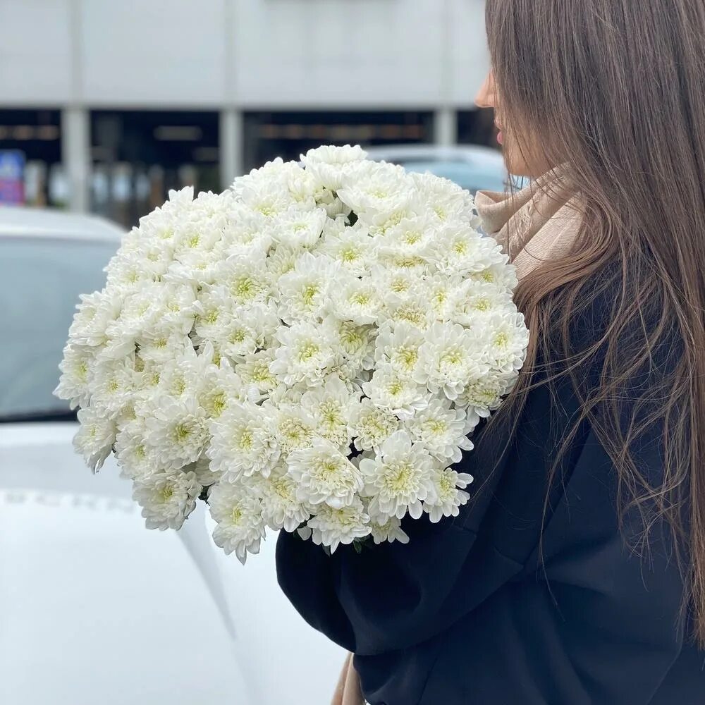 девушка с хризантемами. букет цветов для девушки. хризантема девушка букет. хризантема букетная. хризантема девушка букет.