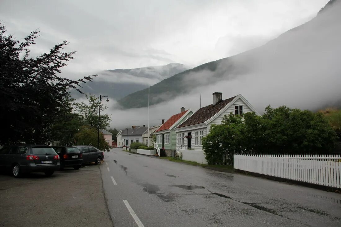 Hell village. Лаэрдаль Норвегия. Бьерфйорд поселок Норвегия. Деревня Hell в Норвегии. Норвегия деревеньки.