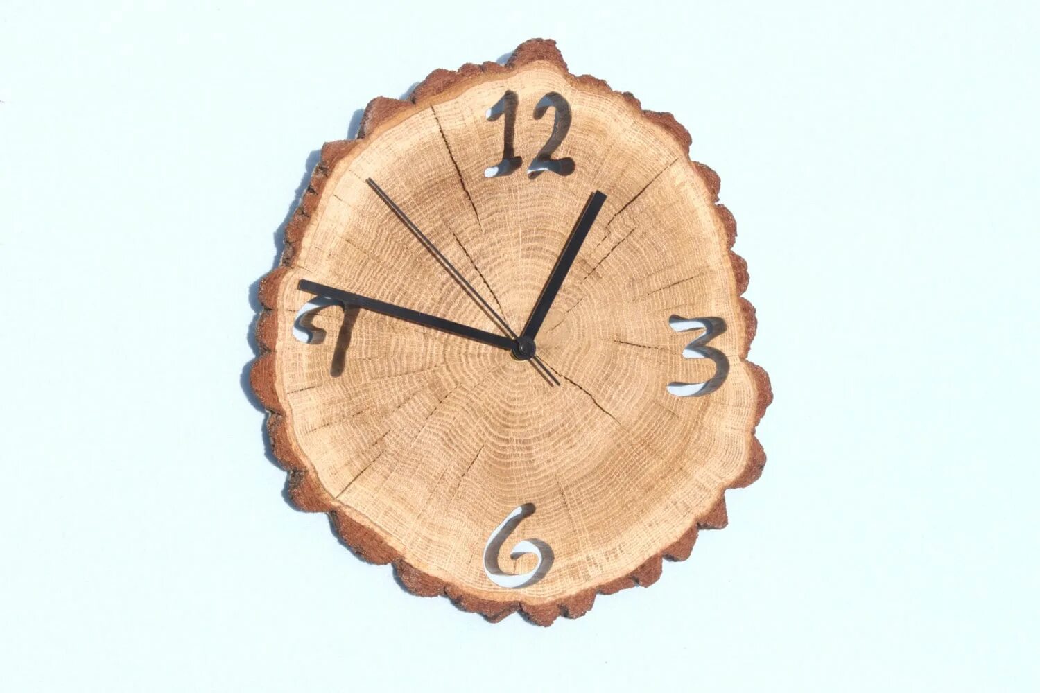 Часы дубовые. Часы настенные из дуба. Часы дубовые. Часы дубовые. Часы из бревна.