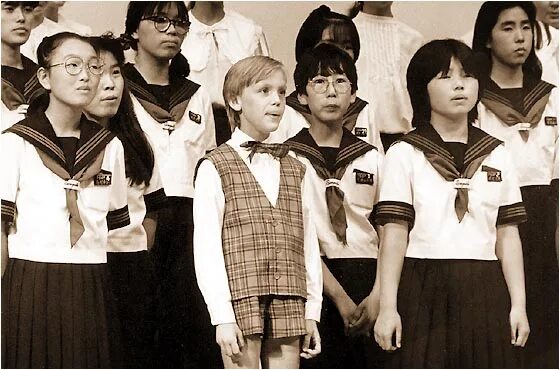 группа akb48. Akb 48 японская поп группа. японский хор. дети поют в хоре. пение в хоре.