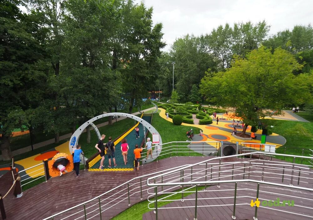 Делегатский парк москва. Жулебино парк площадки. Парк зарядье детская площадка. Парк на каширской садовники. Делегатский парк детская площадка.